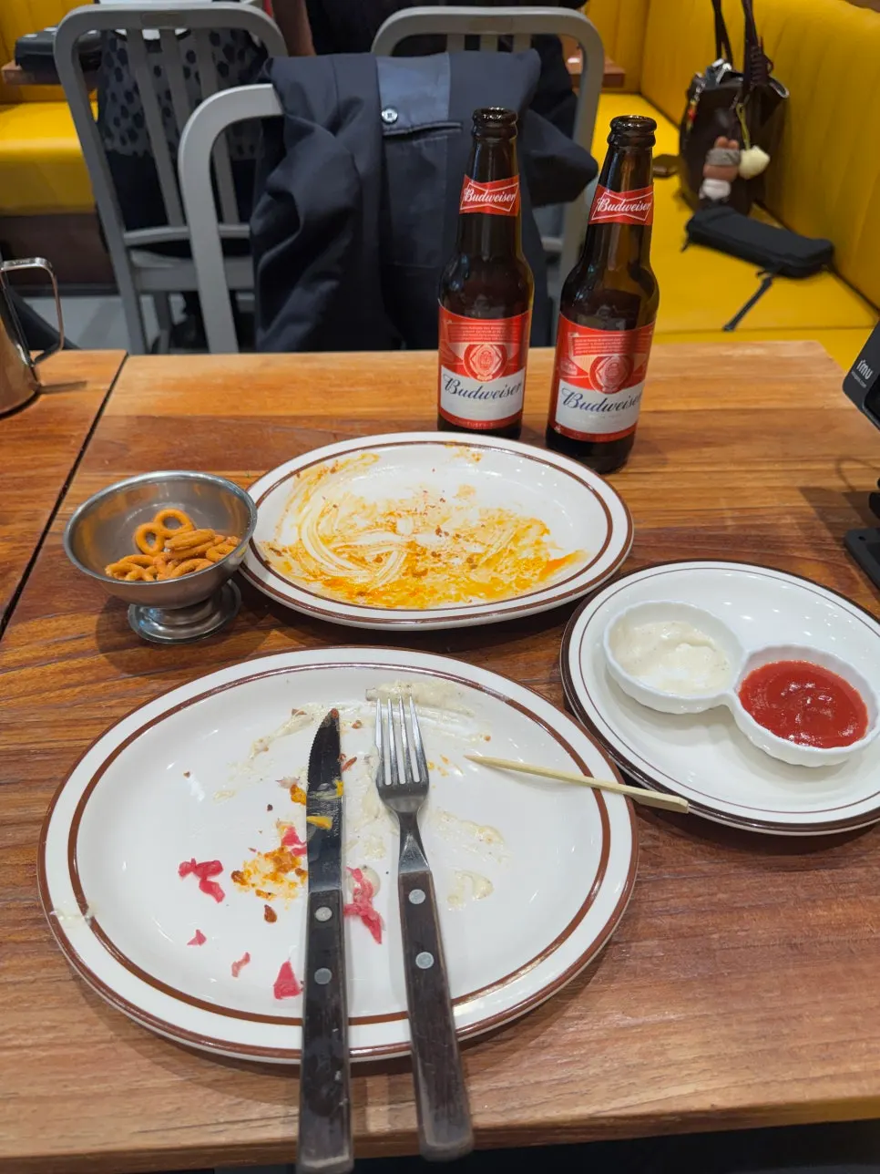 샌드위치와 프라이, 채소를 비운 식사