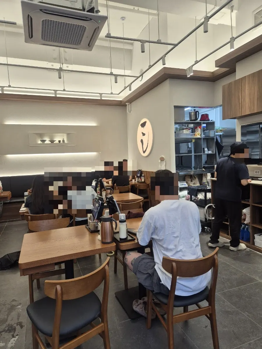 Kosi Seoul National University Entrance Branch interior space