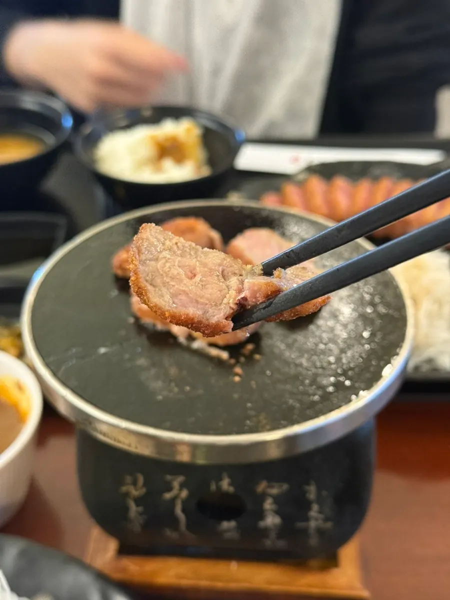 규카츠를 굽는 화로와 불판