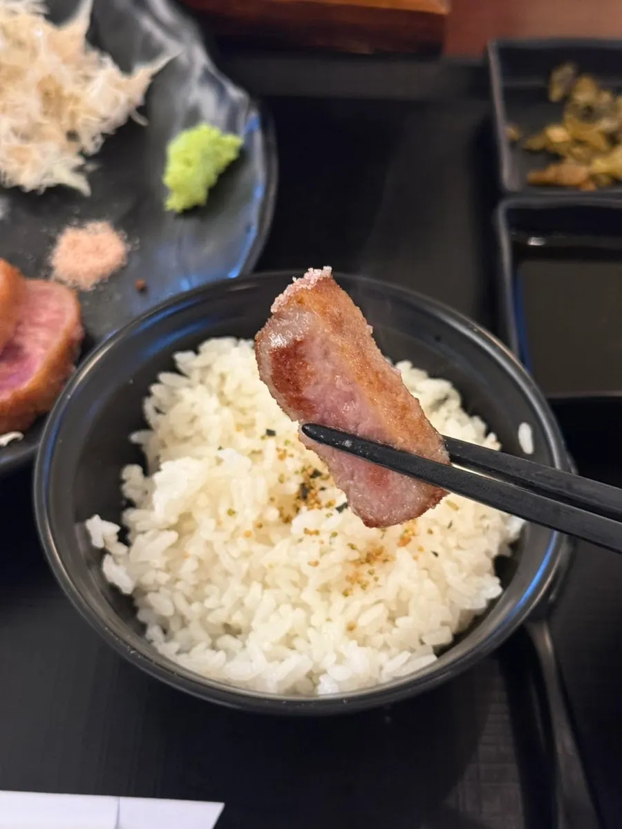 살짝 익힌 규카츠 조각