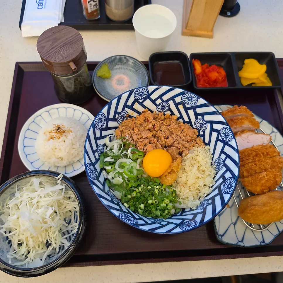 A bowl of hot udon topped with beef