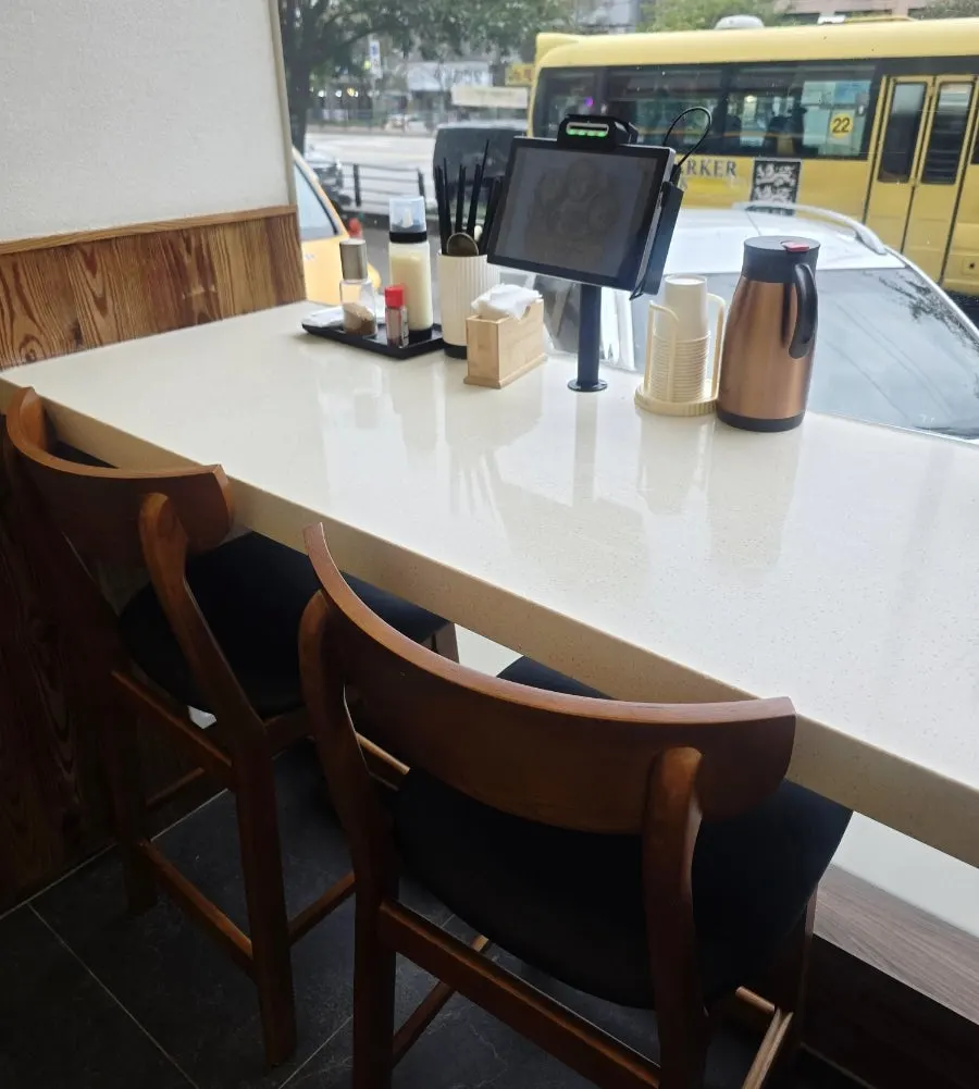 Comfortable seating at Kosi Seoul National University Entrance Branch