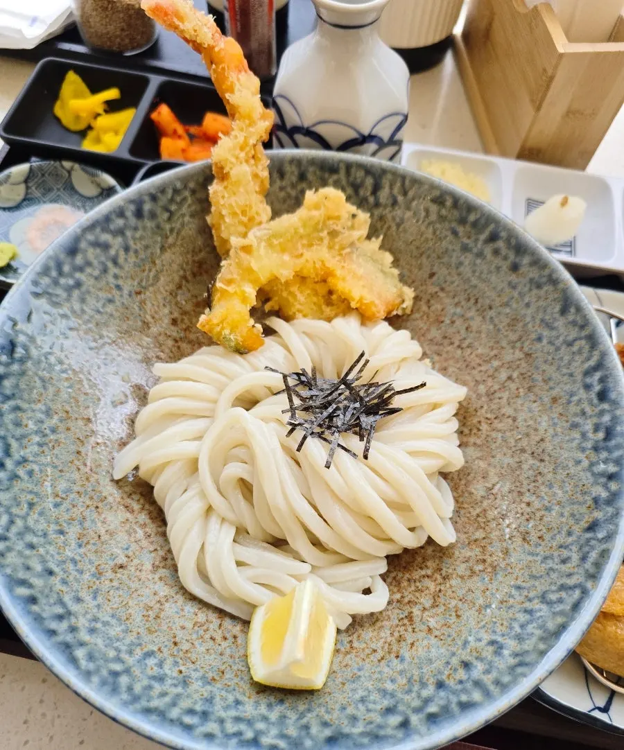 Bukkake udon with sauce poured over it