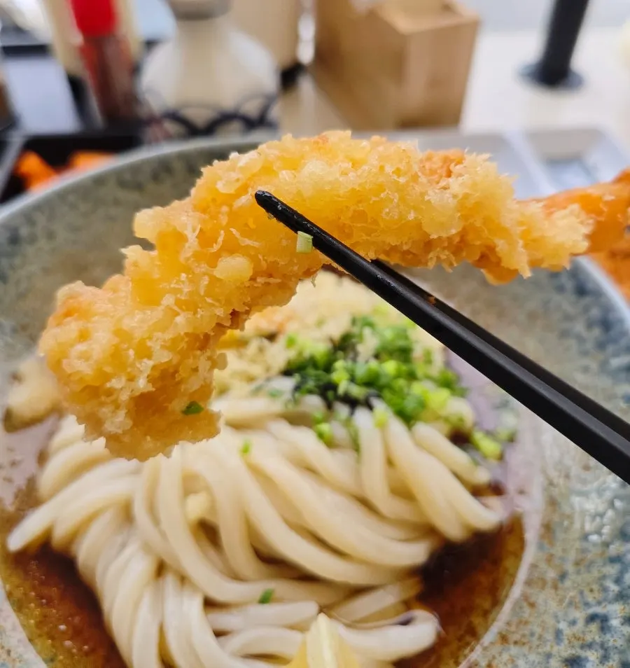Bukkake udon with scallions and tempura