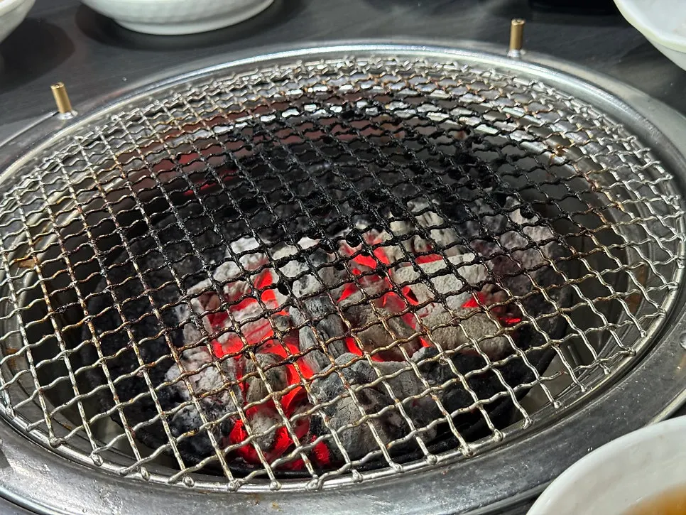 Charcoal-grilled pork galbi wrapped in lettuce