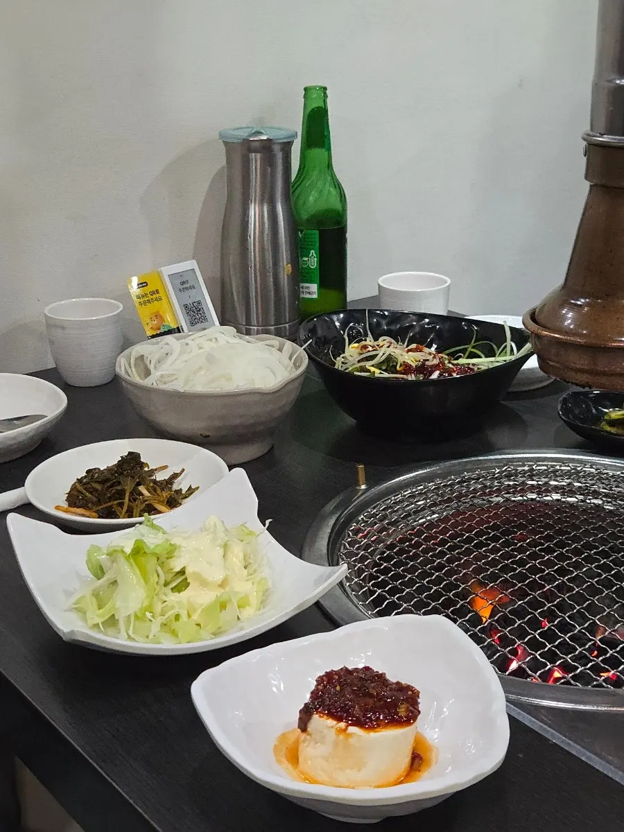 갈비와 곁들이는 기본 반찬 상차림