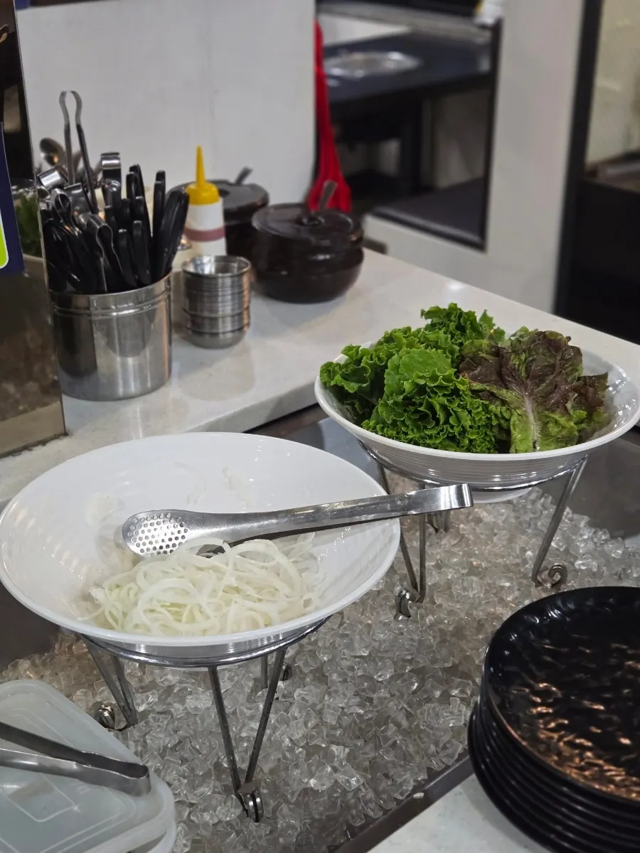 셀프바 반찬과 쌈채소 코너