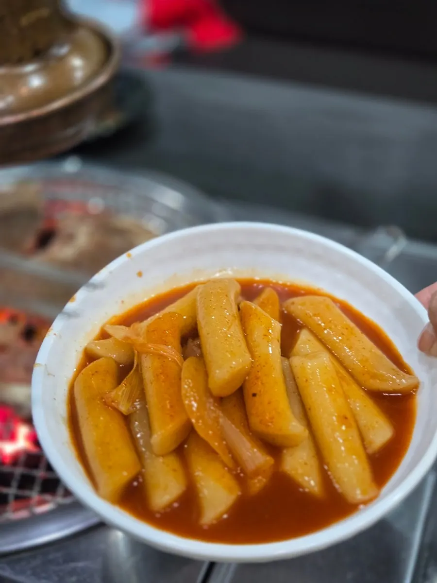 셀프바에서 담아온 떡볶이