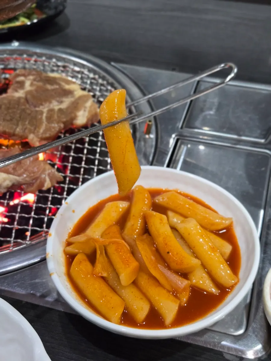 양념이 밴 떡볶이 접시 클로즈업