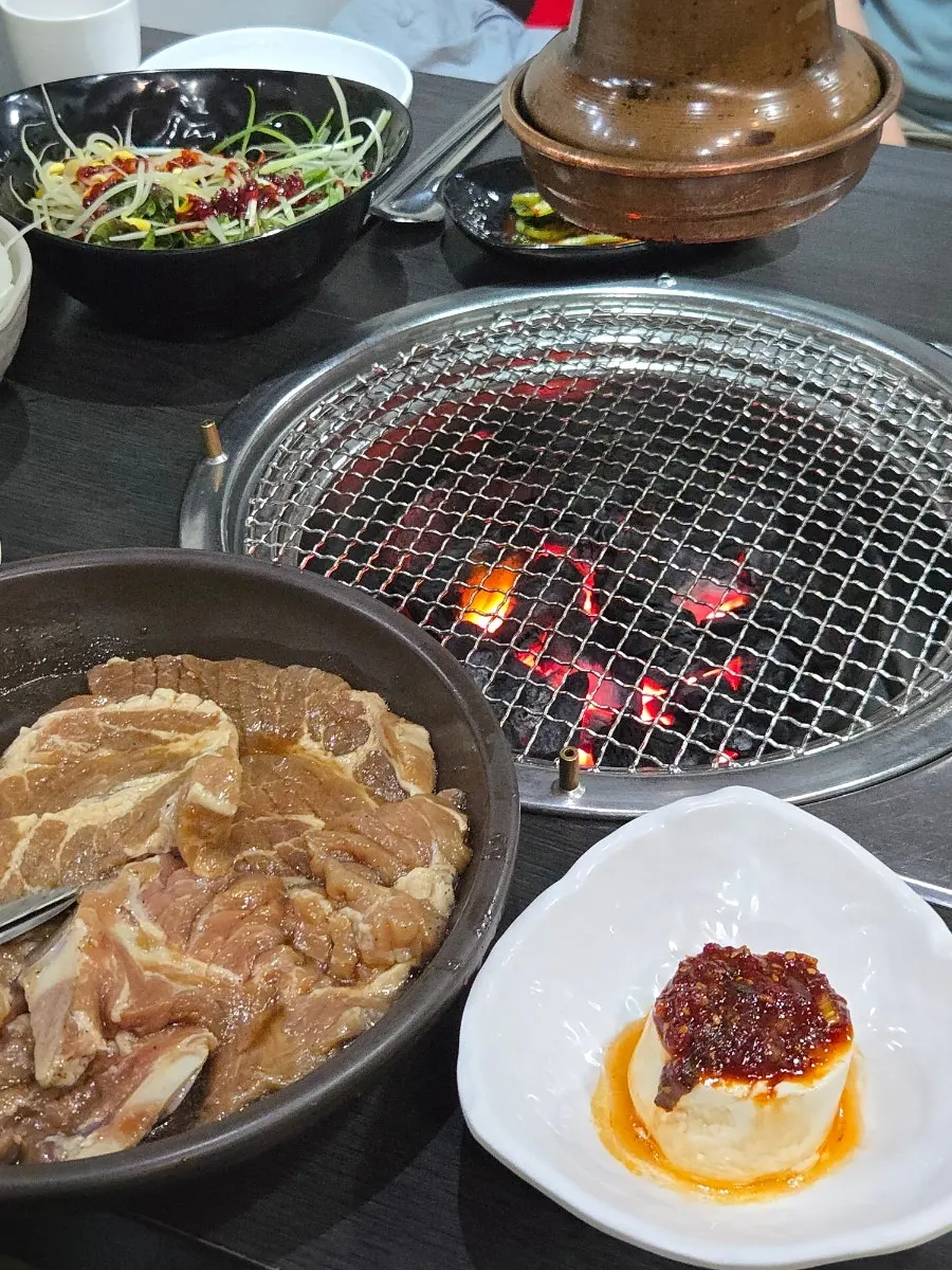 떡볶이와 반찬이 놓인 테이블