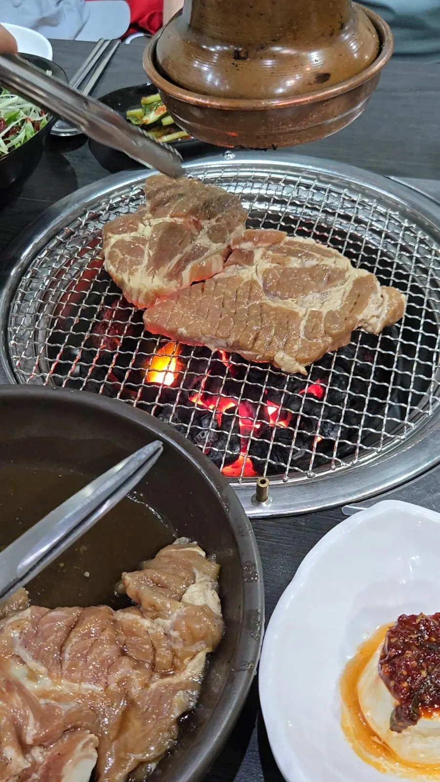 숯불 불판에 올린 양념갈비