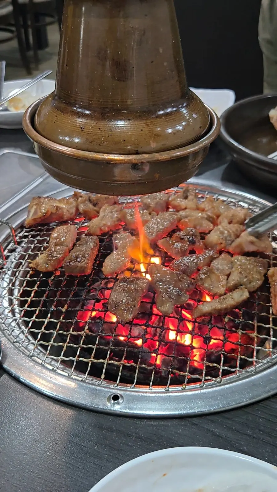 노릇하게 구워지는 돼지갈비
