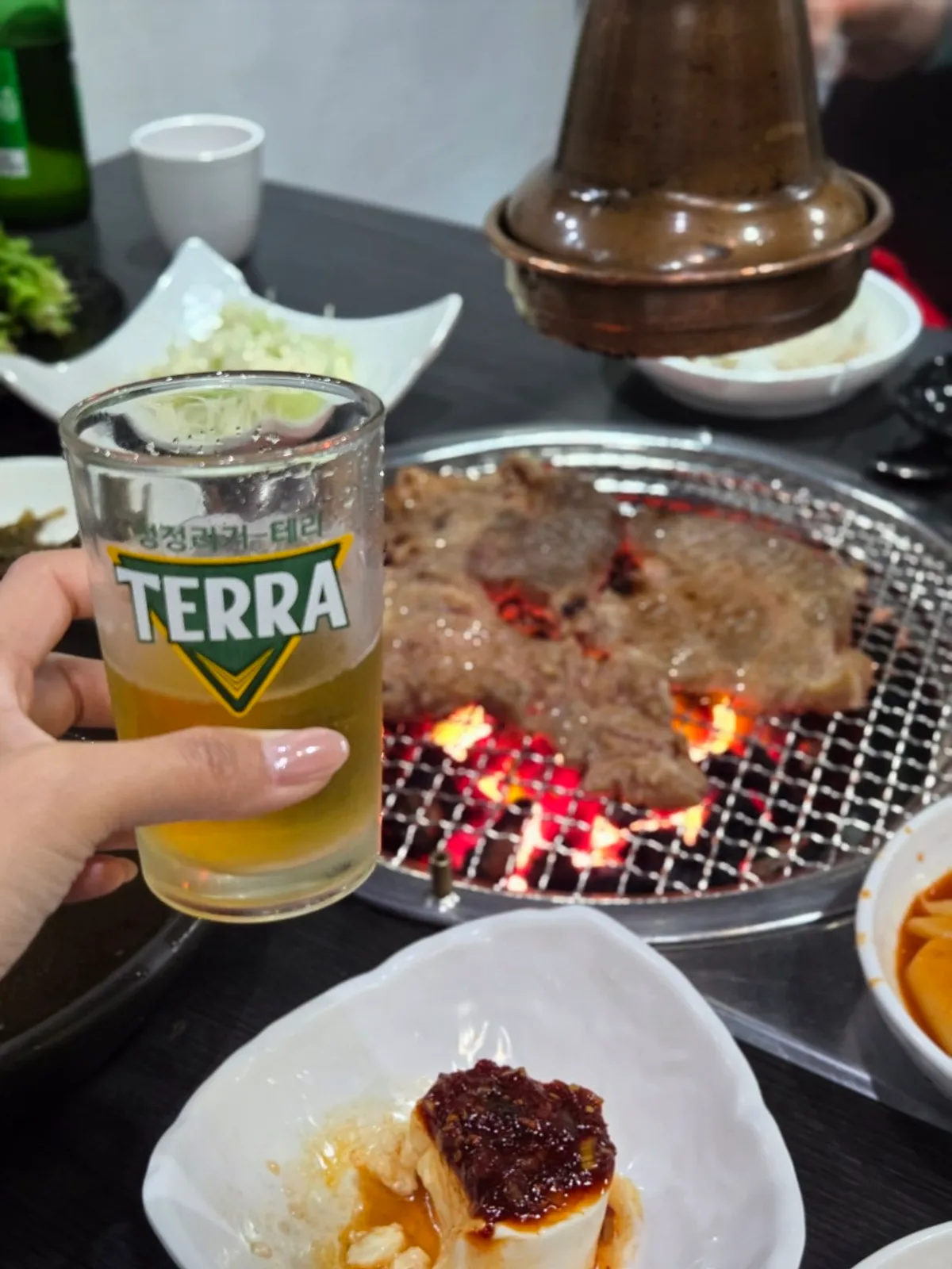 구운 돼지갈비와 맥주 한 잔