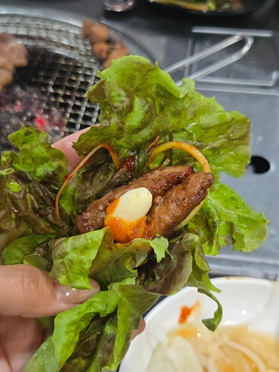 유기농 상추에 갈비와 마늘을 올린 쌈