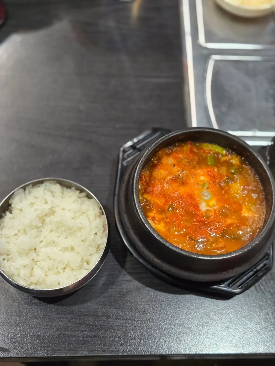 보글보글 끓는 뚝배기 된장찌개