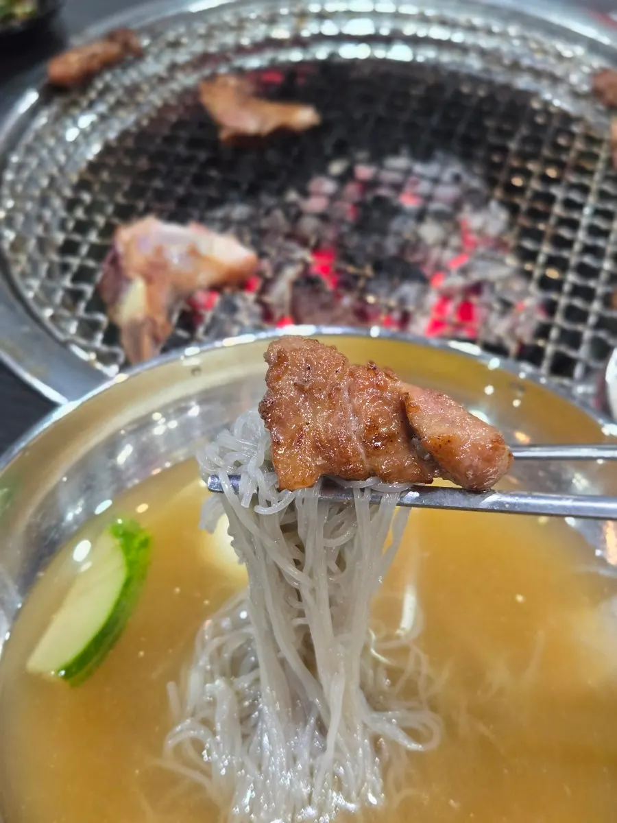냉면 면발에 감싼 갈비 한 점