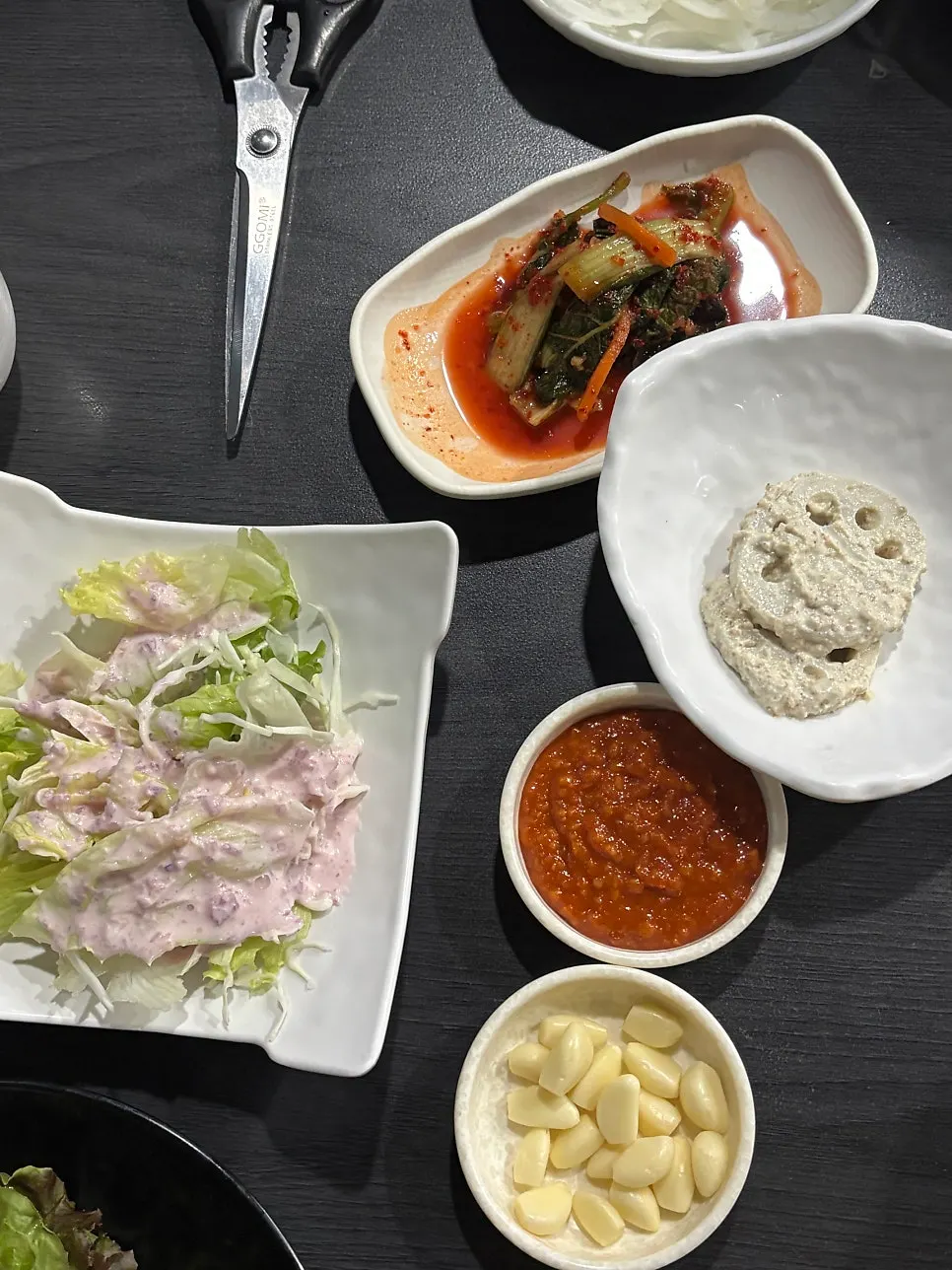 Salad dengan dressing dan kobis akar teratai
