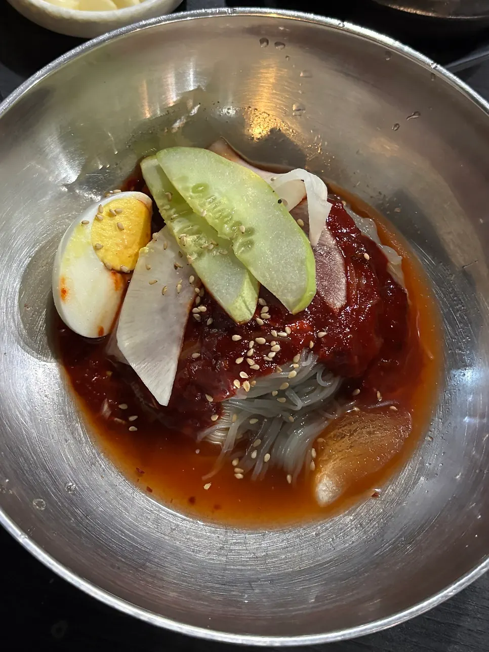 Bibim naengmyeon dengan timun dan telur rebus