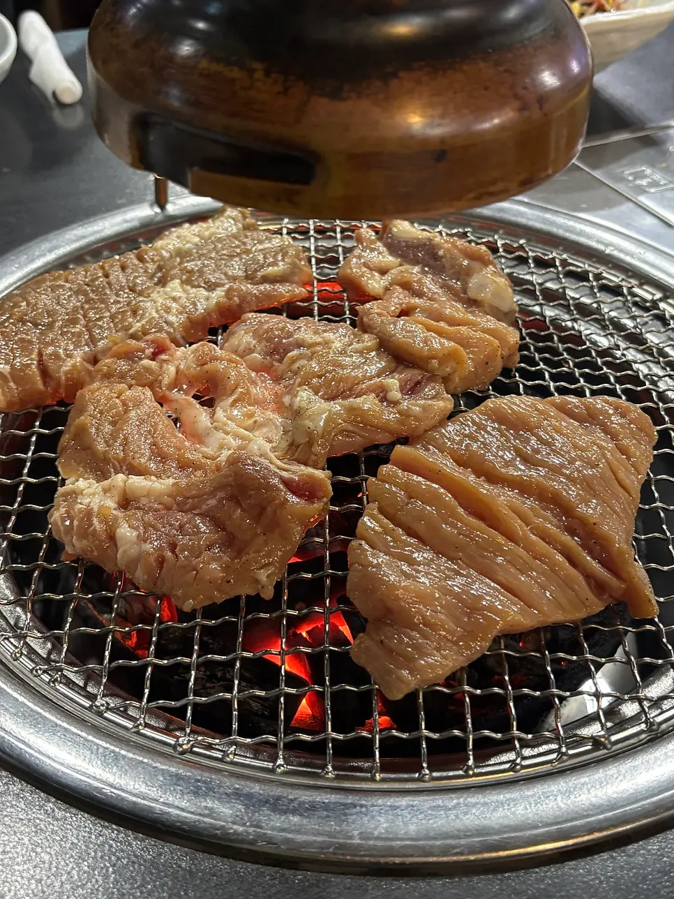 Yangnyeom galbi yang dipanggang keemasan di atas arang