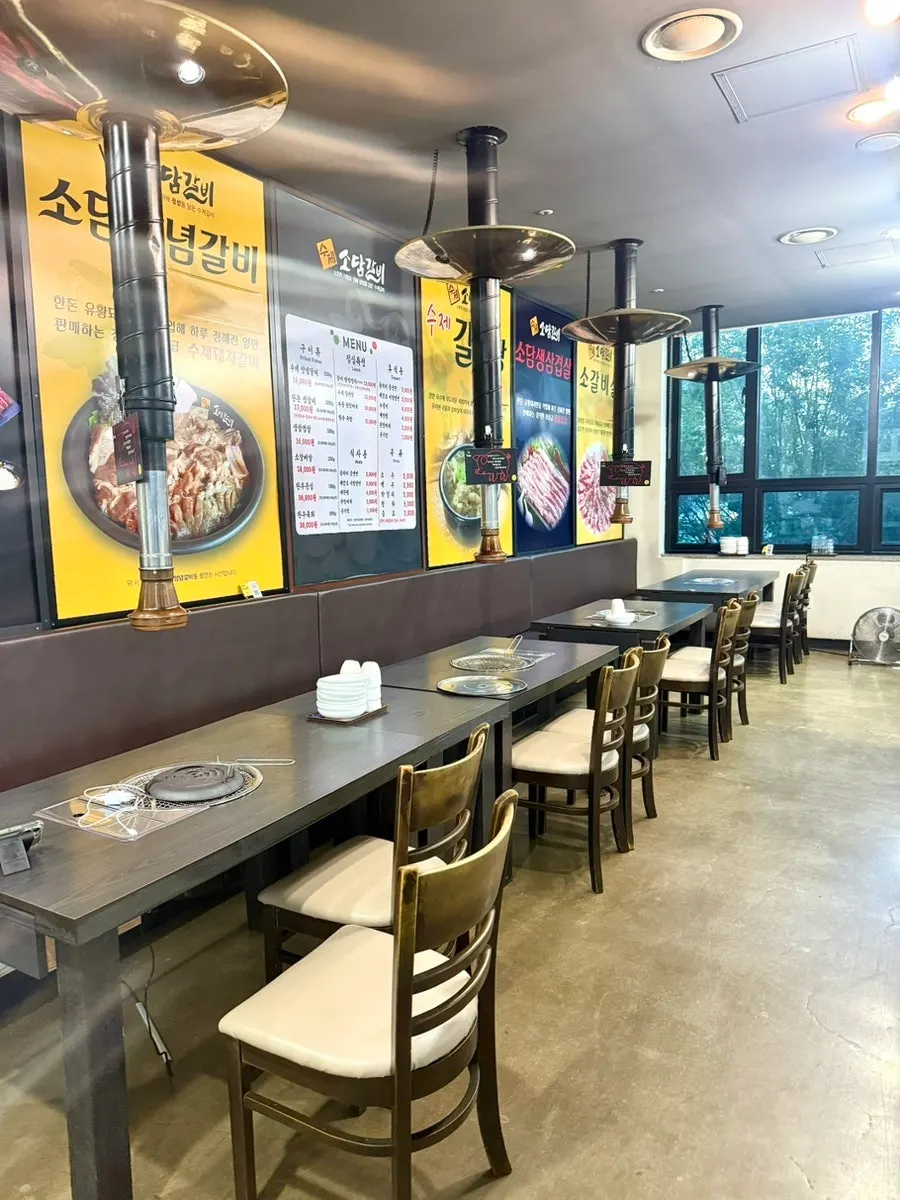 소담갈비 테이블과 불판 자리