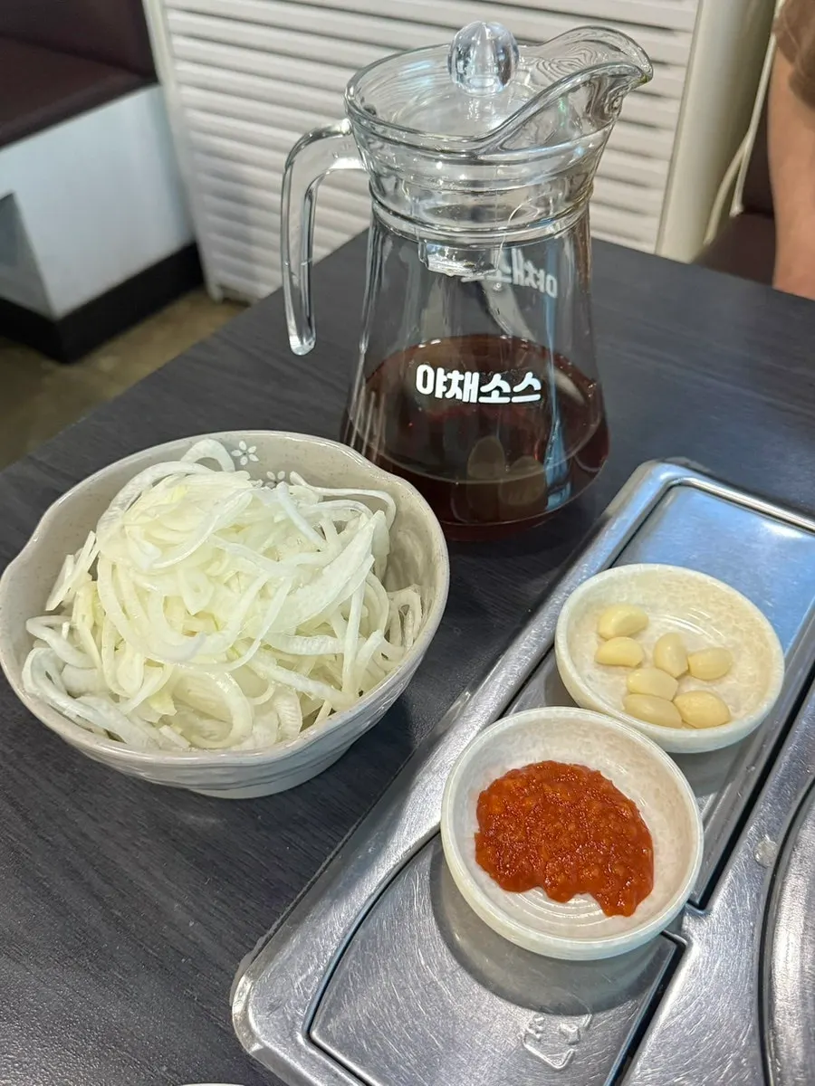 샐러드와 순두부, 파절이 등 밑반찬