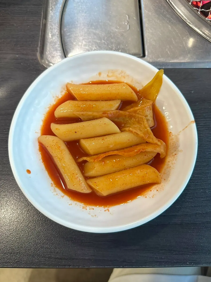 야채소스에 담긴 넉넉한 양파채