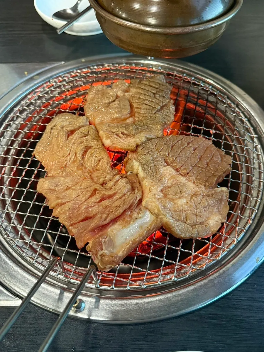 셀프바에서 떠온 떡볶이 한 접시