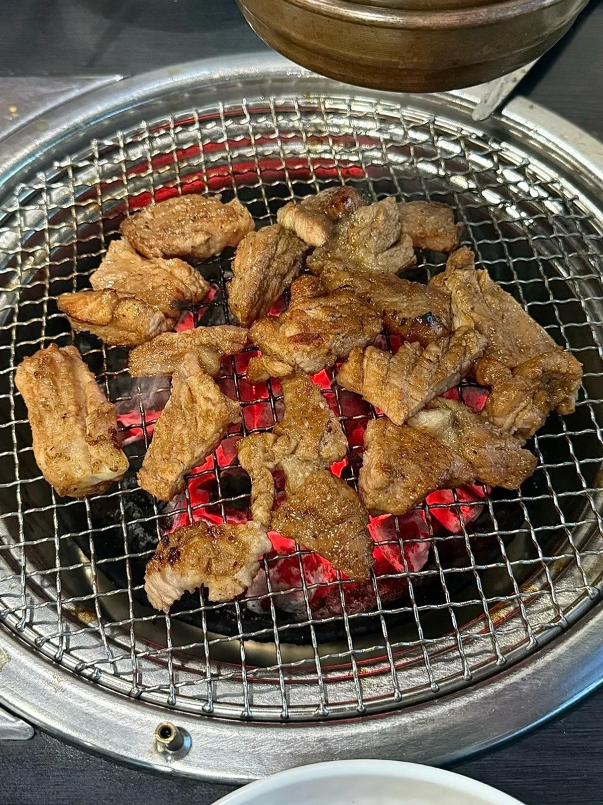 숯불 불판에 올린 한돈 수제 양념갈비