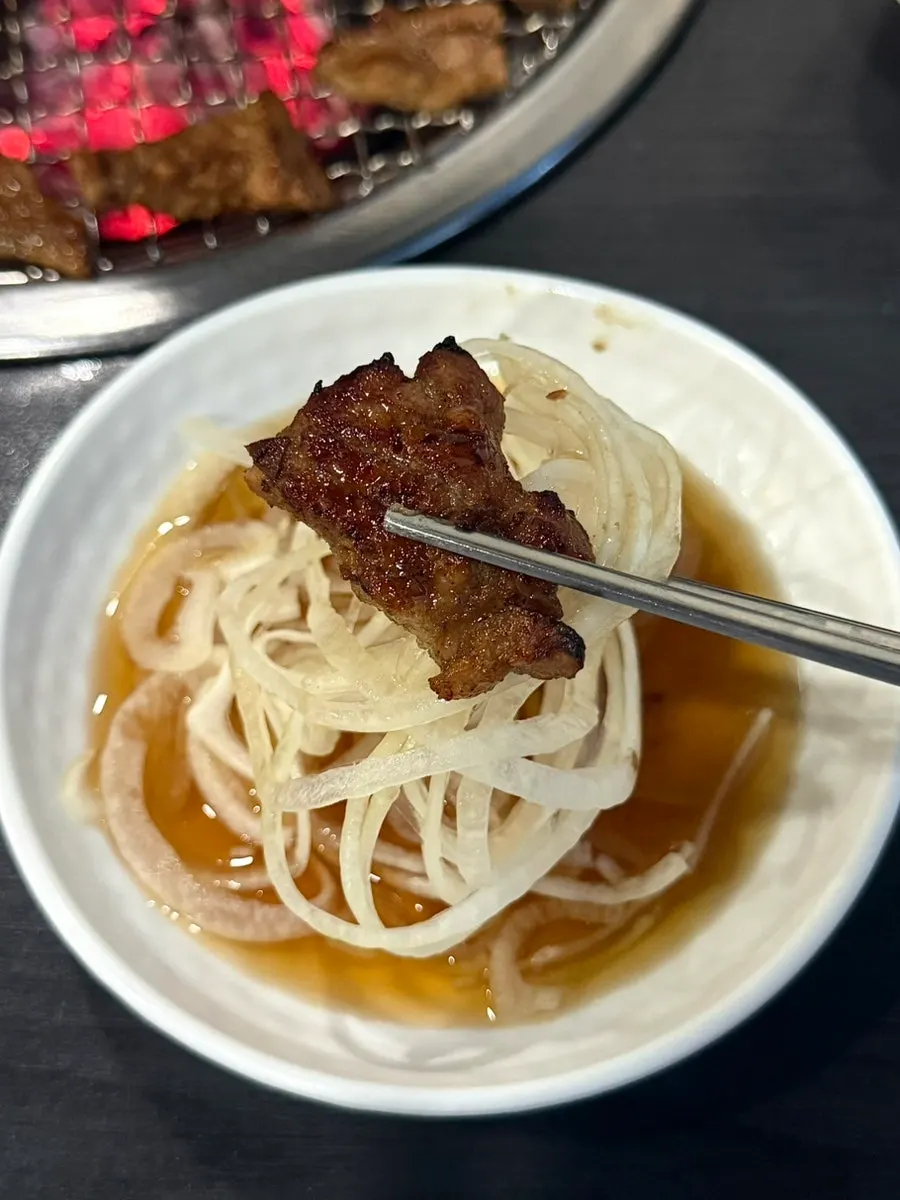 숯불에서 구워지는 양념갈비