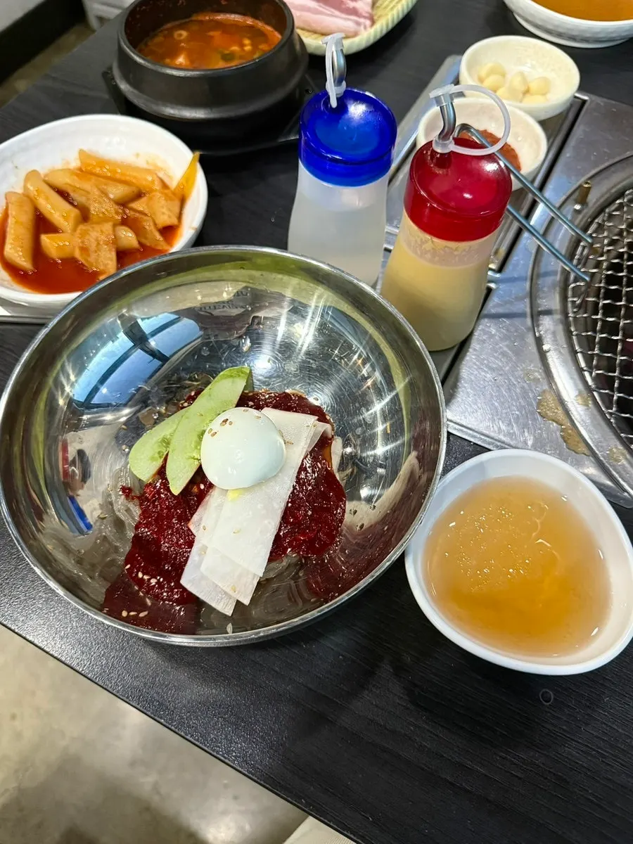 노릇하게 구워진 양념갈비 한 점