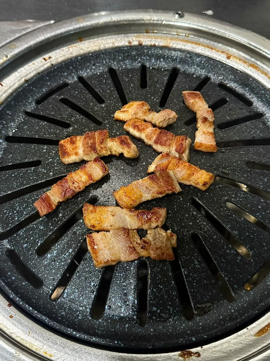 접시에 담긴 생삼겹살