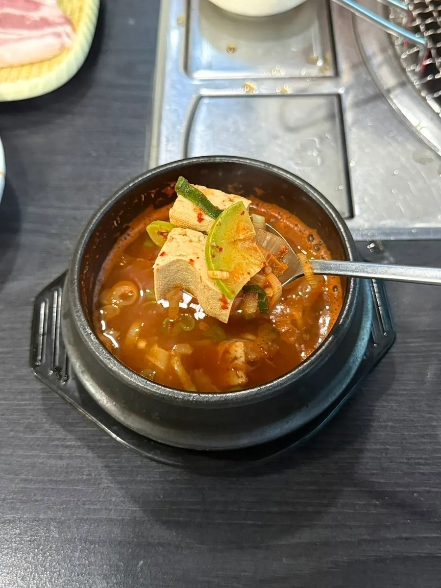 노릇하게 익은 숯불 삼겹살
