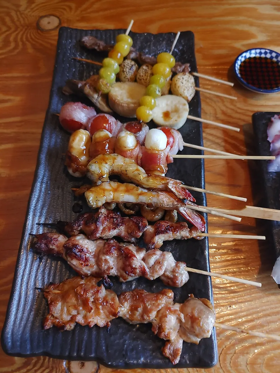 직화로 구운 모둠꼬치 한 접시