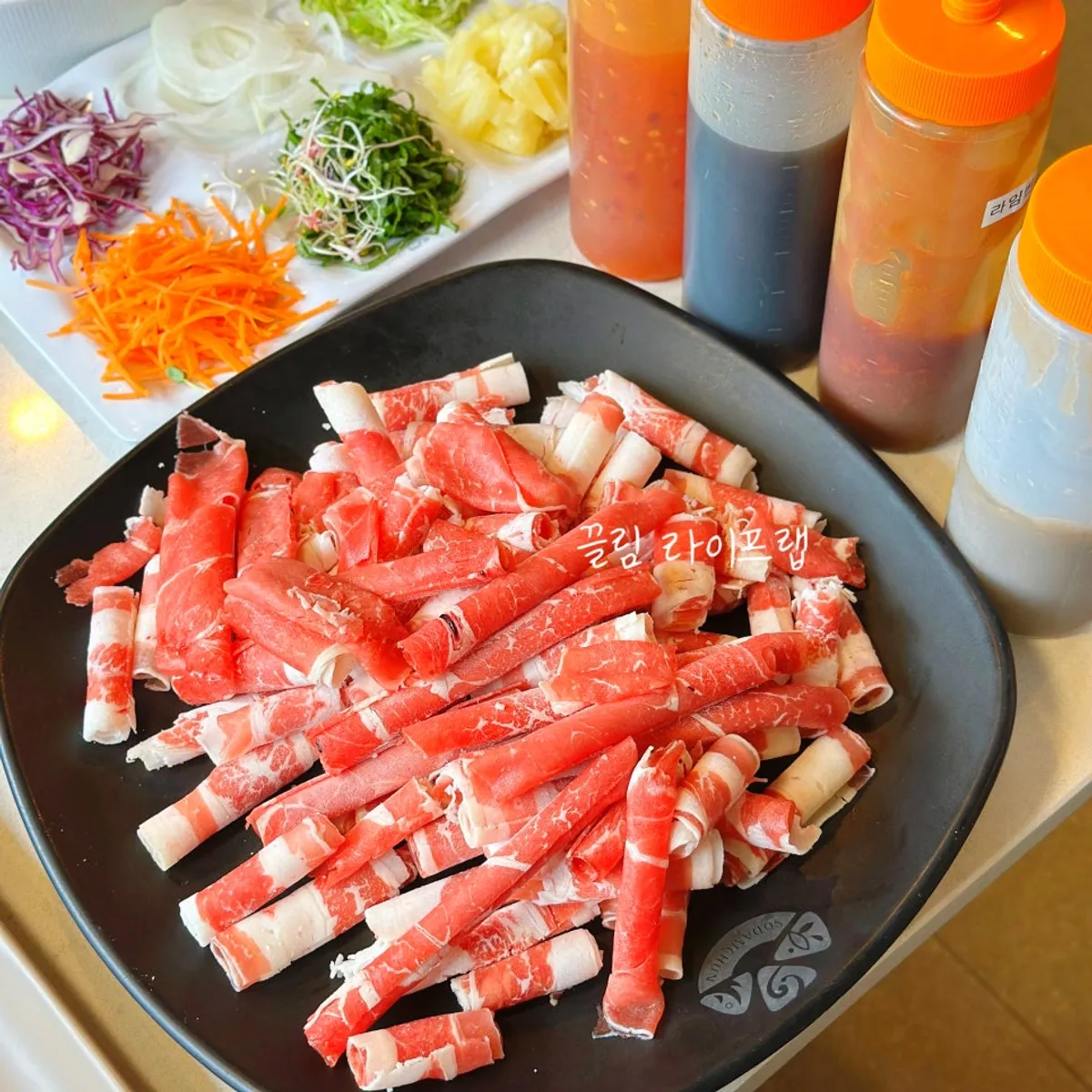 가운데가 나뉜 순한 맛 얼큰한 맛 반반 육수 냄비