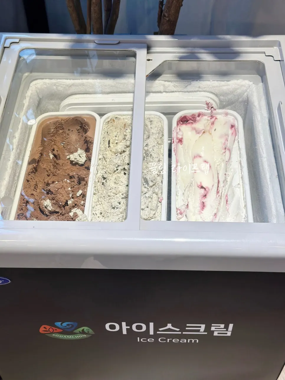 매트가 깔린 키즈 공간에서 영화 보는 자리