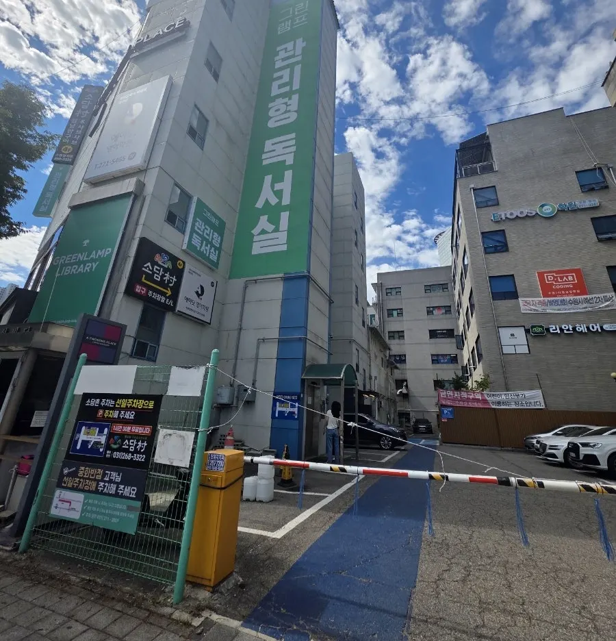 Path to Sodamchon's dedicated elevator behind the building