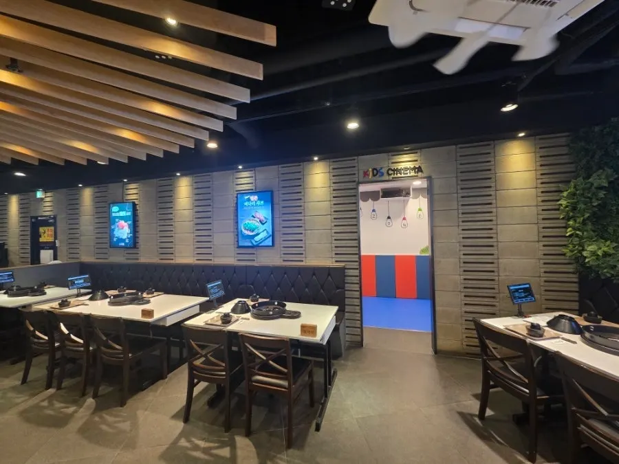 Quiet Sodamchon dining room right after opening