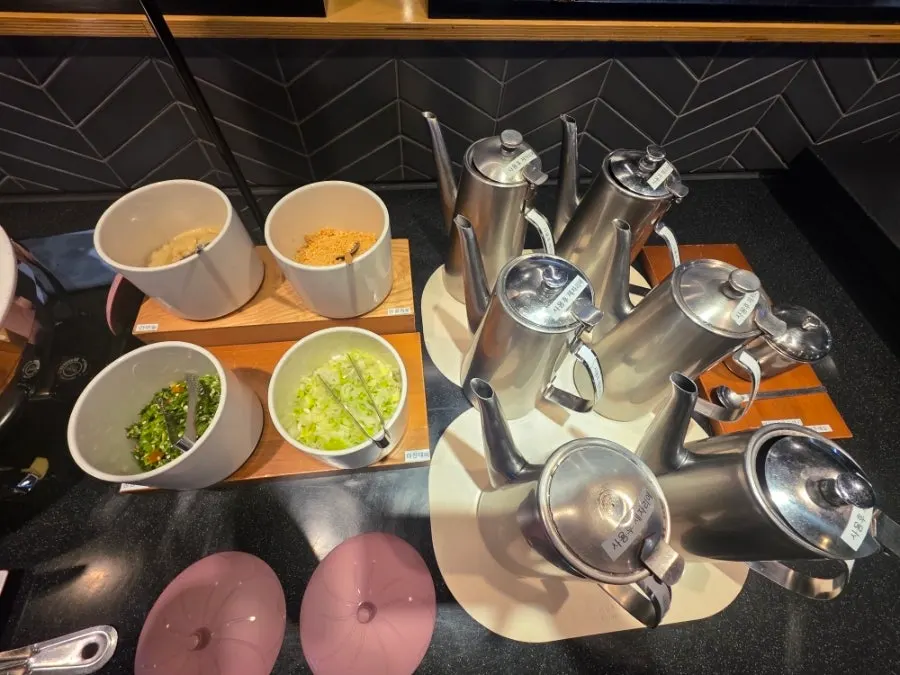 Sodamchon's salad bar with vegetables and mushrooms