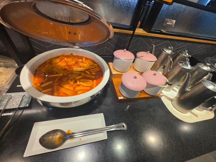 Corner with assorted fish cakes and tteokbokki