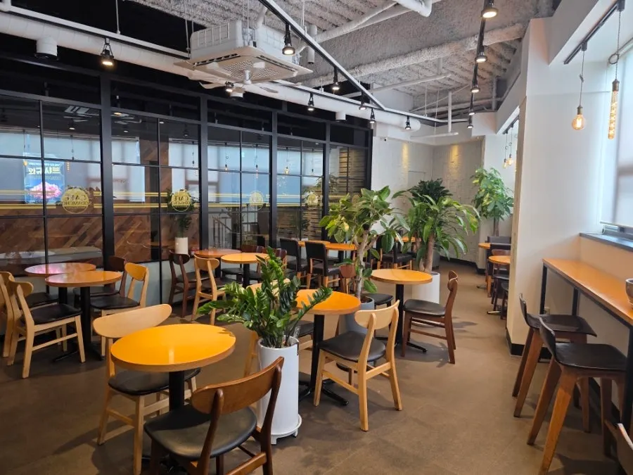 Café-style space for post-meal coffee