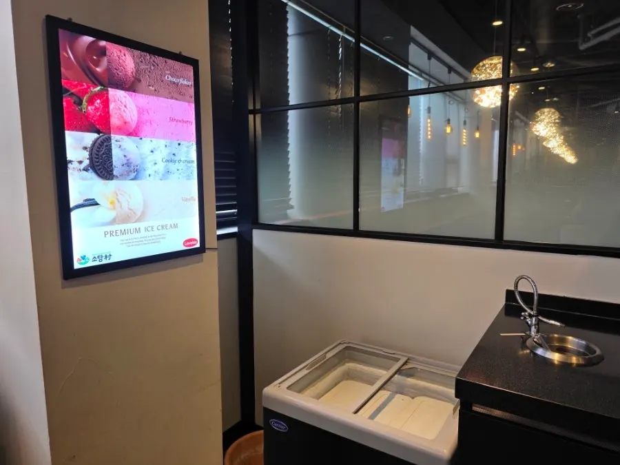 Automatic coffee machine offering ground and instant coffee