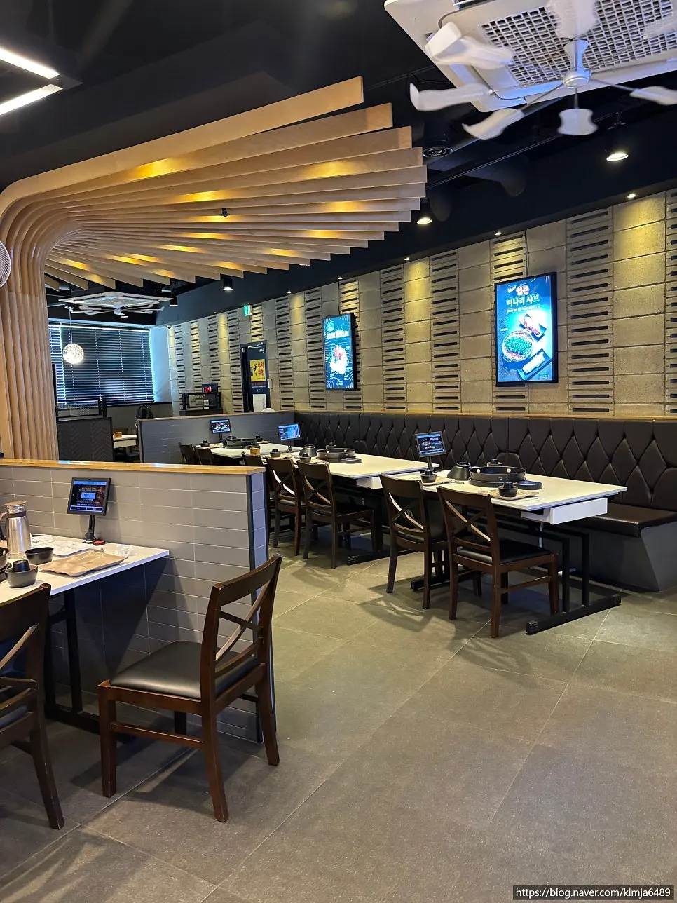 Spacious, comfortable dining hall at Sodamchon Suwon Jeongja Branch