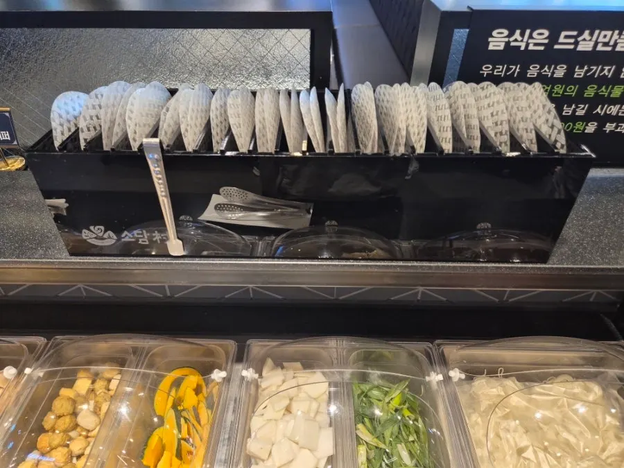 만두와 떡이 놓인 셀프바