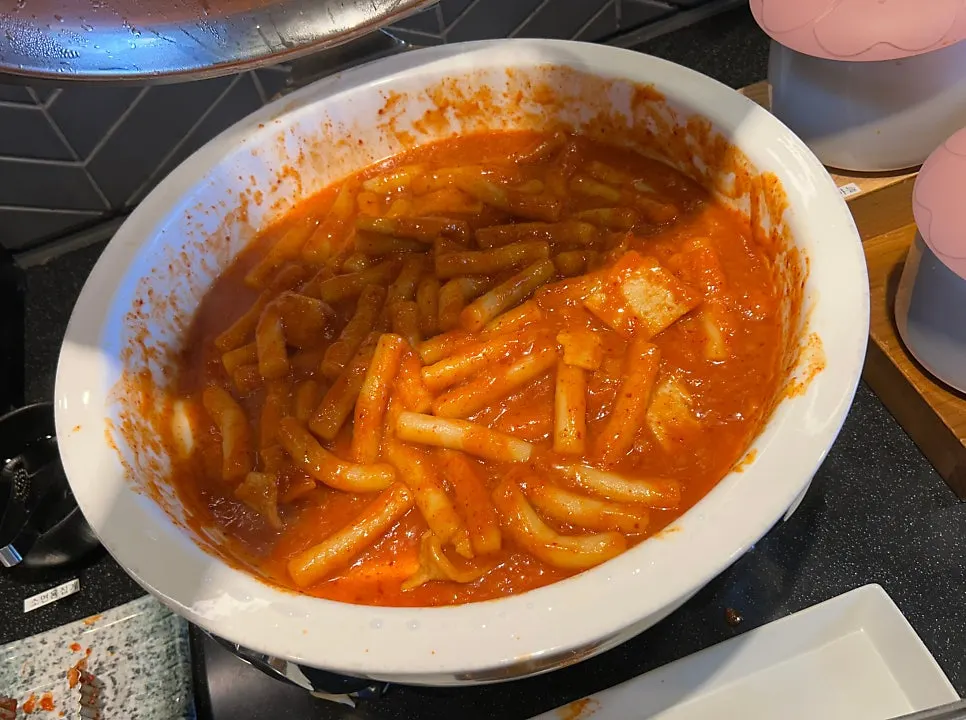 Self bar side dishes including tteokbokki