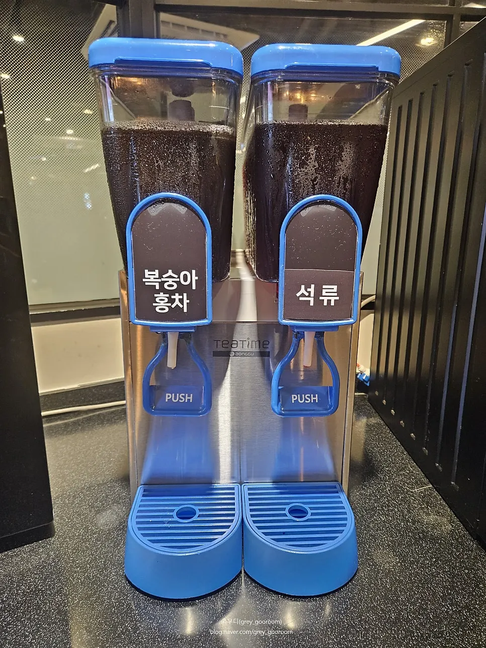 카페 공간의 바테이블 좌석