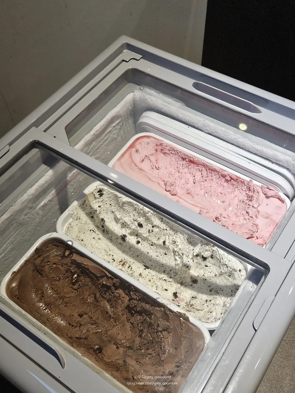 커피와 음료, 아이스크림이 있는 후식 코너