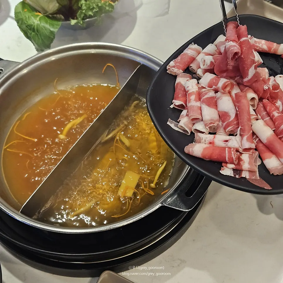 순한맛 매운맛 반반 육수 냄비에 끓는 버섯
