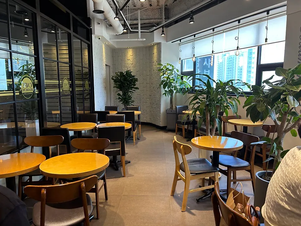 The post-meal café space next to the Sodamchon dining area