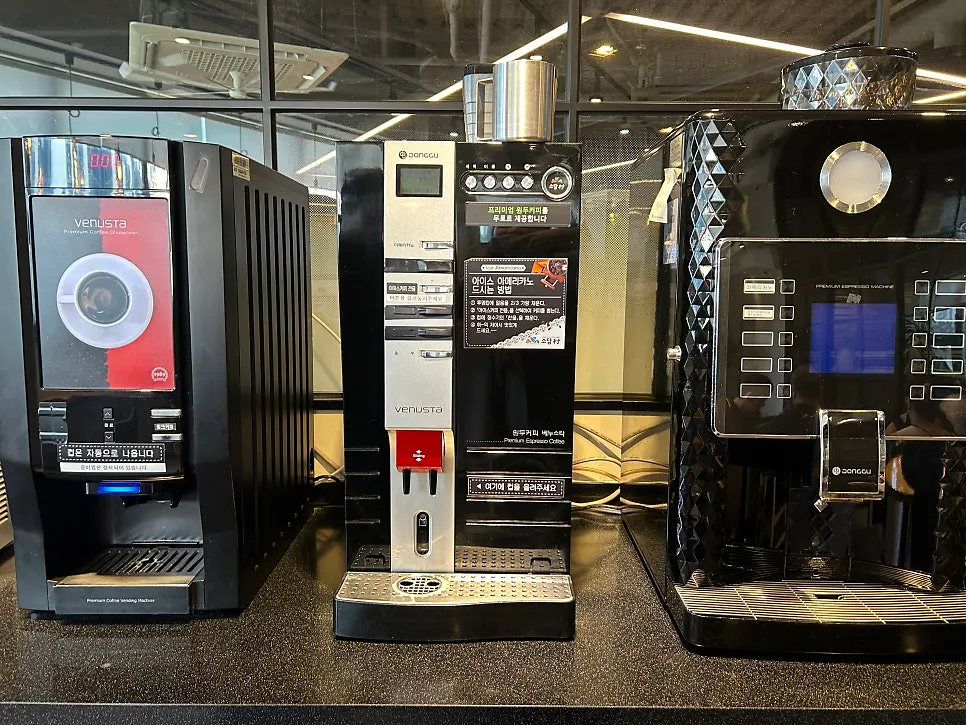 Peach black tea and pomegranate juice dispensers