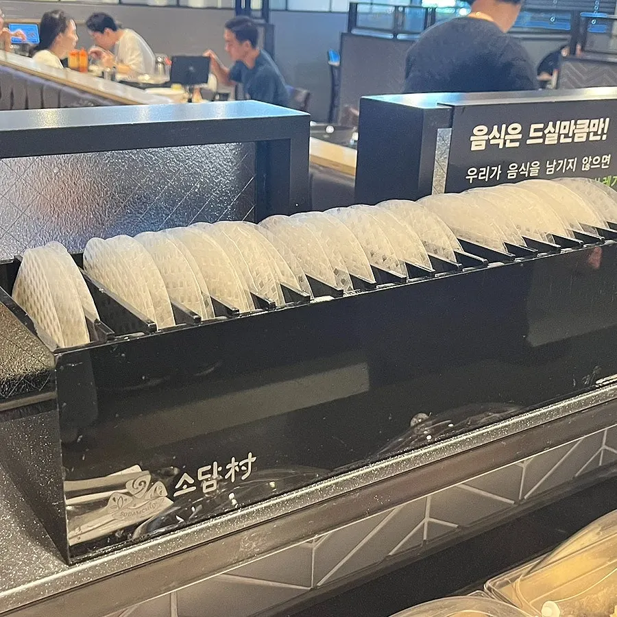 라이스페이퍼와 적심용 물이 놓인 테이블